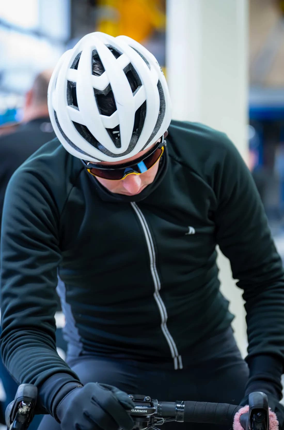 Renner met helm op de fiets, geconcentreerd, van dichtbij