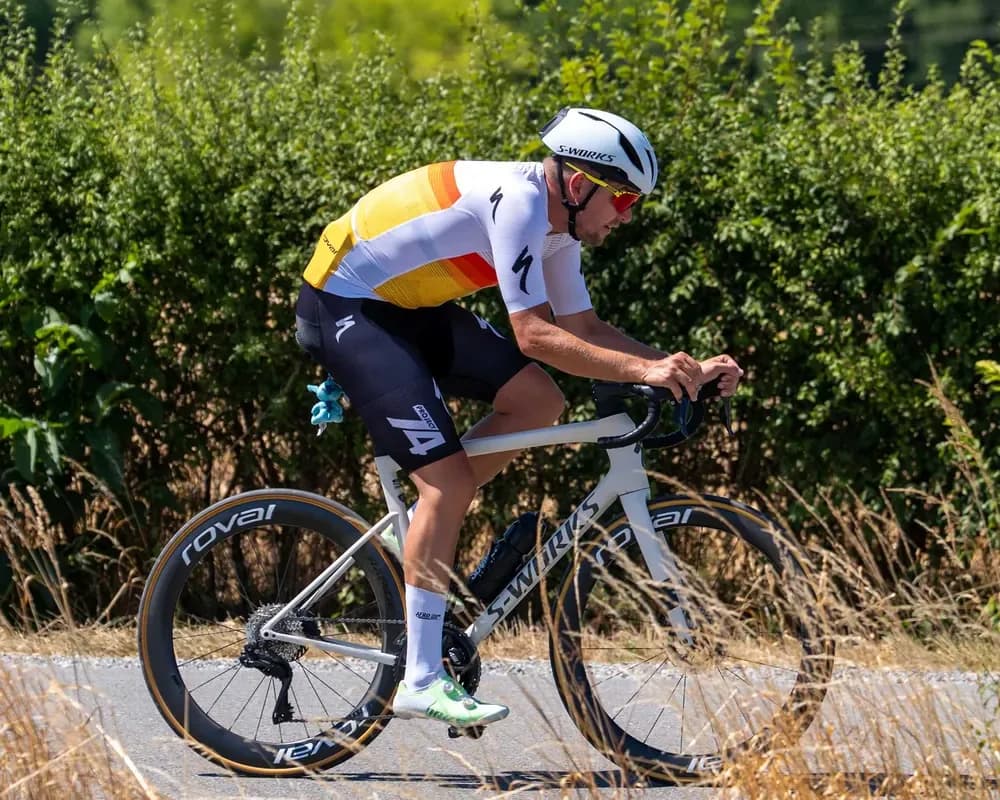 Renner op de racefiets van opzij, met silhouet en lichaamspunten uit de analyse